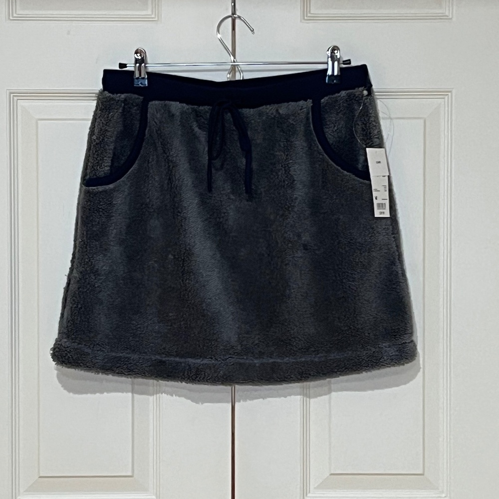 Uniqlo Fluffy Skirt Size Medium NWT